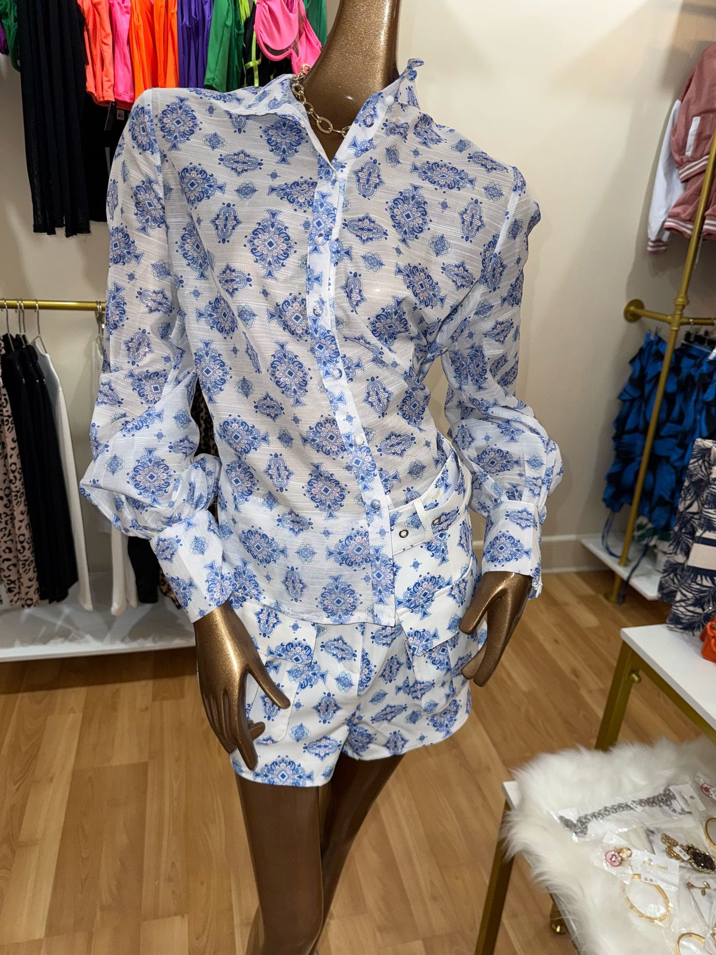 2-Piece Set Long Sleeve Button-Down Shirt with Printed Details and Fitted Shorts